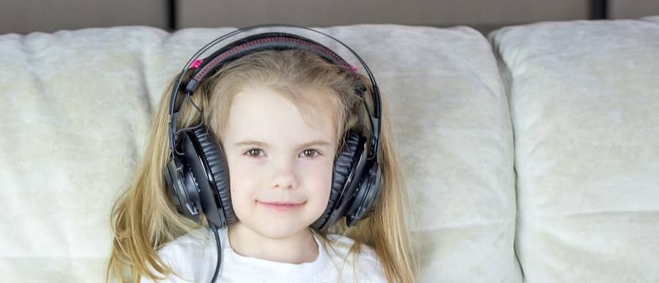 Niña escuchando un audiolibro, quizás de Audible